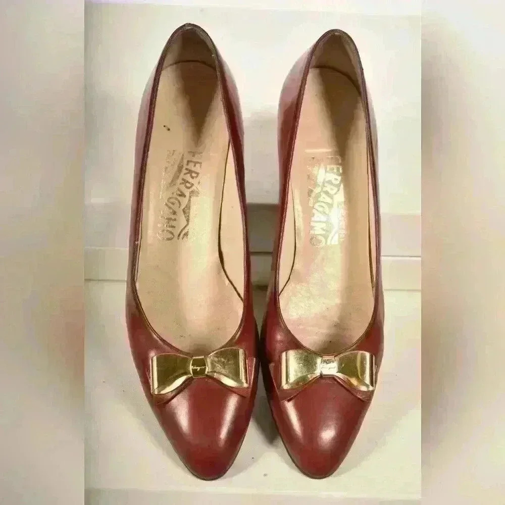 RARE 70s SALVATORE FERRAGAMO Red Smooth Leather Gold Bow Low Heels  8.5AAA Italy